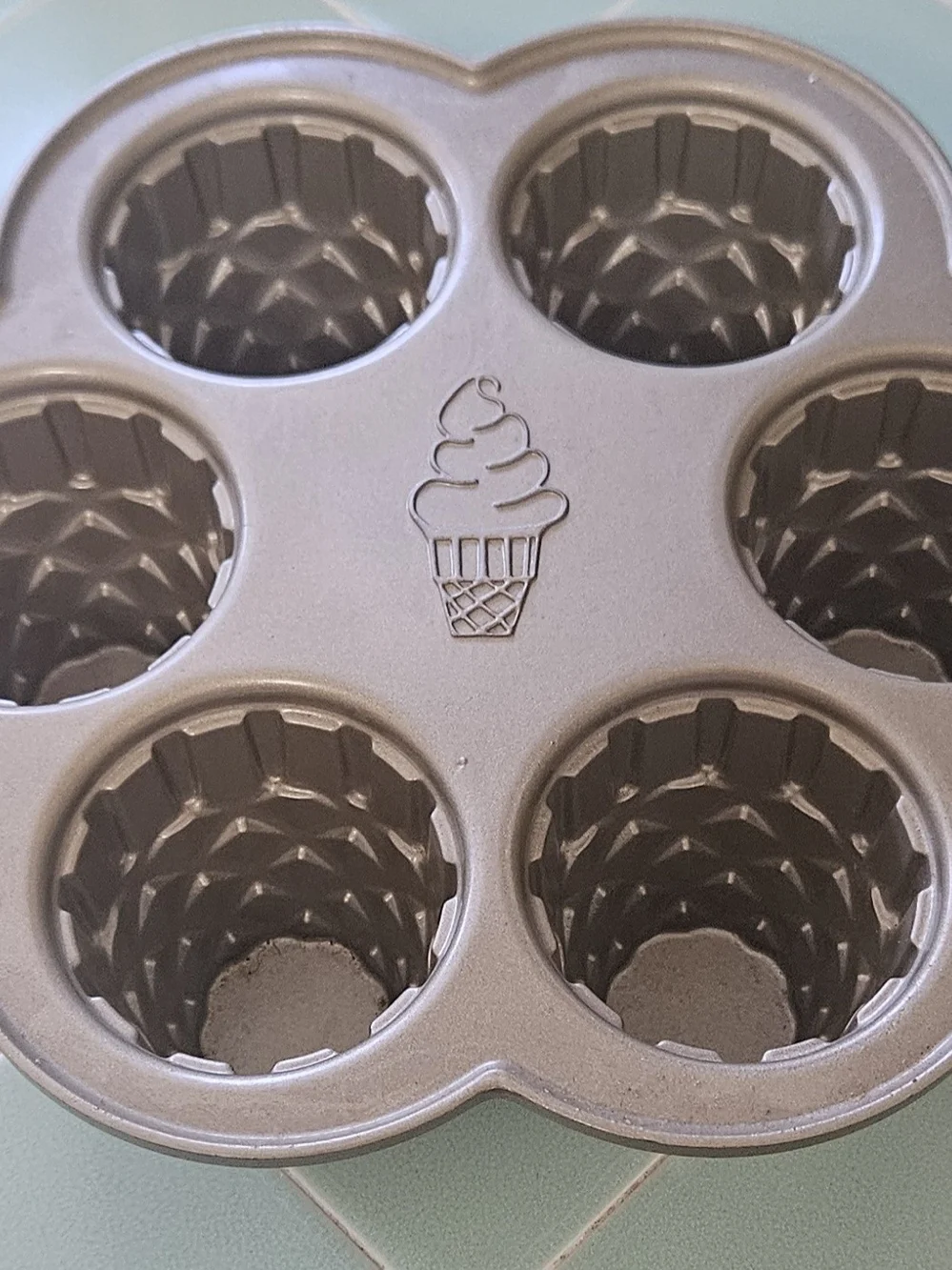 Willams Sonoma Nordic Ware Gold Bundt CUPCAKE PAN